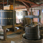 牛久シャトー レストラン - ブドウを絞る機械。