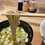 開運橋通 ふじ原 - 平打ち麺がつけ汁をよく持ち上げます