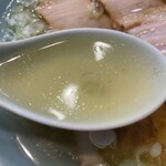 丸信ラーメン - 醤油の二層上段スープ