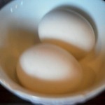 たんたん倶楽部 - ランチタイム500円以上のメニューでサービスの茹で卵（1人2個まで）（他半ライス等選択可）
