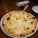 Pizzeria&bar La Don Na - クアトロフォルマッジ