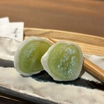 鮨 三心 - シャインマスカット大福と紅茶