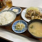 伊勢屋 - ★豚肉と玉葱の生姜焼き定食(ご飯大)
            ※おばちゃんは｢お肉の大ちゃん｣って呼んでた！
            家庭的な味付けでウマウマ♡
            特別感を感じない事がこの店の醍醐味なんだろな〜♪