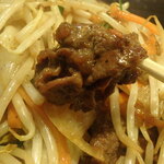 そば家 鶴小 - 牛肉はタレに漬け込んだカルビ肉？