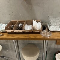 十勝ハーブ牛焼肉 MONMOM - スプーンなどは別の意味でテーブルにまとめてある