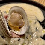 Bistro PAIR - 「看板メニュー」白いクリームソースから出てくる黒色！りょう次のいか墨麺