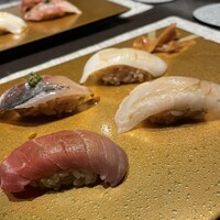 立川 すし なんば - 握り　鯵　アオリイカ　鮪　鰈　赤酢を使ったシャリは小さめで食べやすかった