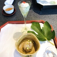 行楽庵 - 胡麻和え。手前は無花果、奥はシャインマスカット。こんなにも美味しい胡麻和えを食べたことがありません。感動。前回もそうでしたが、このタイミングでお店から一献振る舞われます。