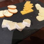 ビストロバル居酒屋 十一心 - チーズの盛り合わせ1,130円、