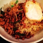 マラッカバー - 鷄ひき肉のガパオ炒めがけ汁なし麺