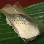 奴寿司 - このしろには白板昆布の甘酢漬けを。