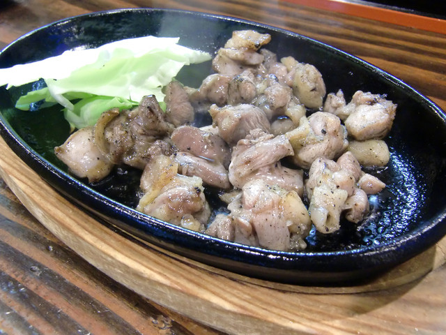 一押しメニューの親鳥もも肉の鉄板焼き 1ｇ 塩コショー をいただきました By グルメマップコレクター 焼鳥げん 弥生 焼鳥 食べログ