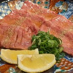 神戸焼肉かんてき - タン 薄切りと厚切り