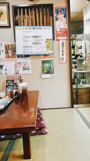 百花亭 - 店内　メニューはホワイトボードに