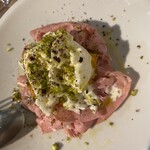 タベルナ・バルボーネ - かぼちゃとブッラータチーズとモルタデッラ（写真だとわからないが、ブッラータの下にパンプキンがマッシュされたものが挟まっている）