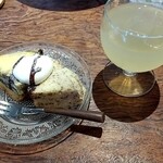 Laugh - プチデザート(２種類の味のシフォンケーキ)と、ドリンクは選べますが、これは、りんごジュースです