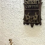 Smart Coffee - フィギュアも飾った店内はアート