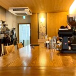 喫茶葦島 - 奥の壁に如来が見える広いカウンターに座れて嬉しい