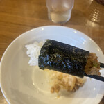 らーめん 雅ノ屋 - チャーシューご飯を海苔で巻いてパクり