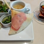 Cento per Cento  仙台泉店 - 前菜✨ウニソースのブロッコリーと、コンソメスープが美味しかったです♪  紅茶に付いてくるお菓子がマコロン？で。。あまり美味しくなかったです(・ε・｀ )  ハチミツのガムシロップが好きです♡