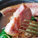 スープカレー 森のバター - ベーコンステーキの長さは20㌢、厚み十分！ナイフを貸していただけます※カットもしてくれます