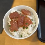 ふらっとごはん。 - シビの漬けを熱々のご飯に乗せて頂く。薄味ですが美味しいです。