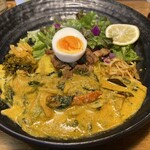 SPICY CURRY 魯珈 - ゲーン・サーモン・パックコムのろかプレート