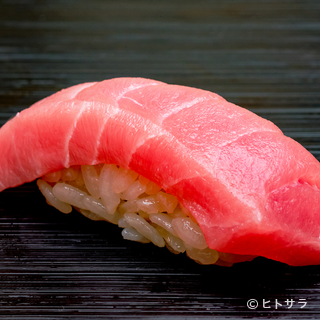 Sushi Jin - その日のおすすめ一貫。単品でも注文可能な絶品の握り『中トロ（塩釡産）』