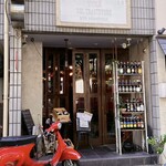 Riosu Bongusutaio - 外観
      店前に置かれた赤いベスパが目印！
      オーナーシェフ渡部さんのベスパは、かなり年季が入る見た目ですが、今でも現役なのだそうです。
      いざ故障すると部品もなく、修理に苦労されるそうです。
      