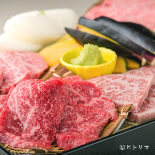 Koshitsu Yakiniku Tsubame - 店で扱う「かみふらの和牛」の中で、とくに質の良い部位を一皿に。贅沢な食べ比べを楽しめる『つばめ』