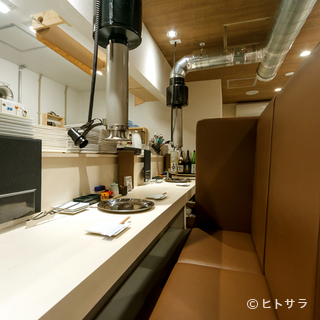 The partitioned counter seats are perfect for enjoying Yakiniku (Grilled meat) alone.