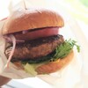 カフェ ラクーン - ハンバーグを挟んだ高峰バーガー。パテの方が好きなんだけど＾＾；
