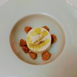 Restaurant Bellustar - 2023/9月下旬。ブルーチーズのトマトジュレ入りを液体窒素でムース仕立てに。