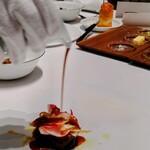 Restaurant Bellustar - 2023/9月下旬。経産和牛にアイゴブーリットソース掛けてます。