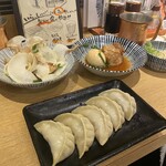 肉汁餃子と190円レモンサワー 難波のしんちゃん - 