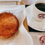 Bakery Cafe Crown - プルドポークカレーパンとドリップコーヒー