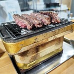 山梨家系元祖炭焼き サムライハンバーグ - 目の前の七輪でハンバーグを焼きます