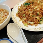 上海菜館 - 日替わりのチャーハンと半ラーメン