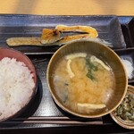 炭火焼干物定食 しんぱち食堂 - サーモンハラス干し定食　979円