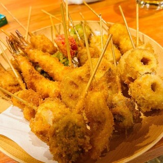 The piping hot and crispy kushikatsu is delicious! With special homemade sauce♪