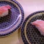 Hamazushi - 本マグロ中トロ（左）と本マグロ大トロ（右）