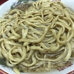 ラーメン二郎 - 非乳化スープを吸いまくってあっという間にウマし色の麺はカタメの茹で上がりでウマいです！