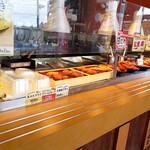 から揚げ専門店 とりサブロー - 店内は油っこい感じがなくてキレイ