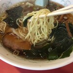 上海菜館 - ワンタン麺 (麺硬め) 麺リフトアップ