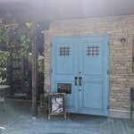 ランコントレ - 店舗入口（左側はテラス席）♪