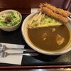 カレーの匠 - スパイシーカレー（税込800円）サラダ付きに海老フライ2尾トッピング