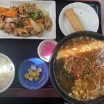 Shikikou - それで、ワイはスープを台湾味噌ラーメンに変更して
                      
                      ホルモンランチにしました。
                      
                      お味はふとぅーだけどボリュームは凄い！