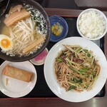 Shikikou - コチラはボスの『ニラレバランチ』
                      
                      案外ボスもニラレバがお好き♡