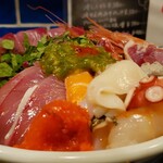 大阪大衆居酒屋 飯と酒と音 almalio - わさび漬海鮮丼（斜め前から）