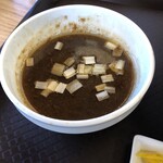 めん処 きよ洲 - 醤油の香り、豚の甘み、バルサミコ豚の酸味が絶妙なつけダレ！